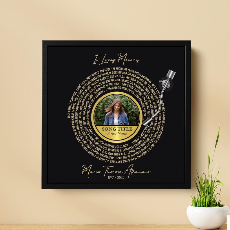 Puede incluir: Una obra de arte cuadrada negra enmarcada con un dise&ntilde;o de disco de vinilo dorado. El disco incluye una foto, el t&iacute;tulo de la canci&oacute;n y el nombre del artista. Tambi&eacute;n se incluye el texto "In Loving Memory" y el nombre "Marie Theresa Altamamo".