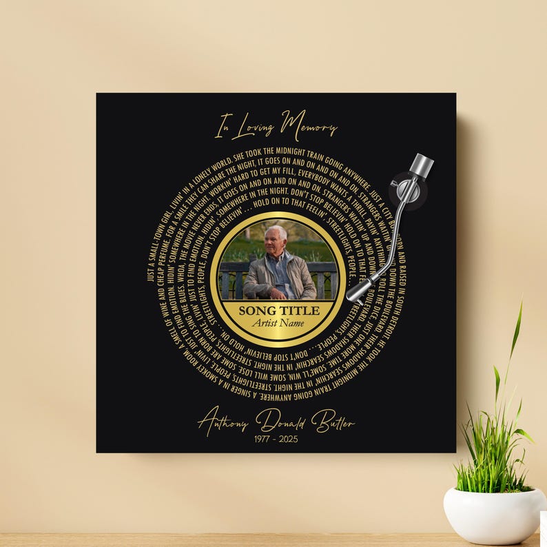 Puede incluir: Impresi&oacute;n en lienzo cuadrada negra con un dise&ntilde;o de tocadiscos vintage. La impresi&oacute;n presenta una foto de un hombre, el texto "In Loving Memory" y letras de canciones. La parte inferior de la impresi&oacute;n tiene el nombre "Anthony Donald Butler" y los a&ntilde;os 1977-2025.