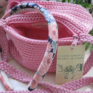 LAURA ASHLEY Vintage Mädchen "Mutter&Kind" Blütenblatt Rosa gehäkelte Schultertasche und gepolstertes Blumenhaarband