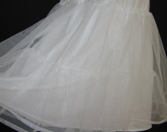 Anágua vintage Laura Ashley em algodão branco, comprimento midi, com camadas e detalhes em tule. Tamanho único.