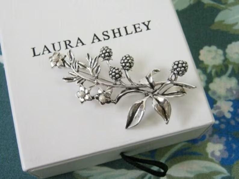 LAURA ASHLEY Gift Basket Christmas Festive Raffia Basket Bramble Brooch