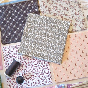 LAURA ASHLEY Vintage 70-/80-talstryck, 50 x tyglapptäcke, sand/vinröd/brun/aprikos - Hantverk Sömnad Lapptäcke