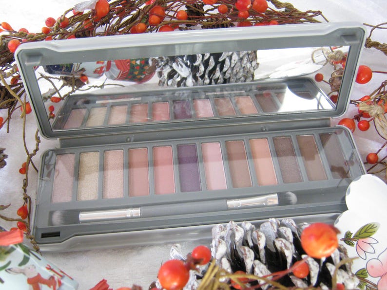 LAURA ASHLEY Gift Basket Christmas Festive Raffia Basket Bramble Brooch