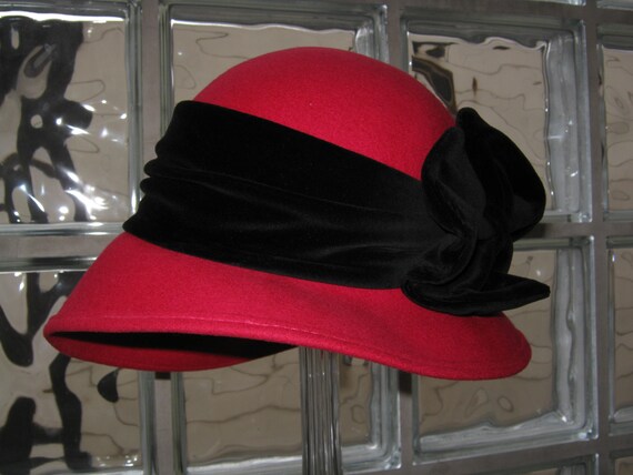 LAURA ASHLEY Vintage Art Deco Style Raspberry Red Velvet Bow  display picture 1