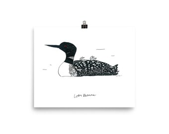 Puede incluir: Un dibujo en blanco y negro de un colimbo con dos polluelos en su espalda. El colimbo tiene un ojo rojo y el texto "Loon Momma" está escrito debajo del pájaro.