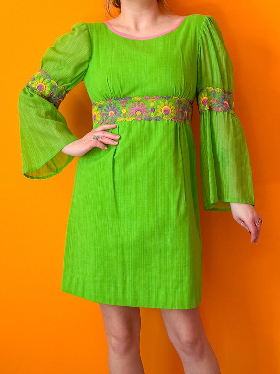 1960s Vintage Green Floral Juliette Sleeve Mini D… - image 4