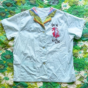 1950s Vintage Embroidered I&#39;m a Kool Kat Short Sleeve Blouse || S / M || 50s Cat bowling t shirt button up rockabilly mint green top