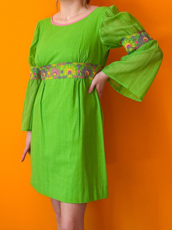 1960s Vintage Green Floral Juliette Sleeve Mini D… - image 2