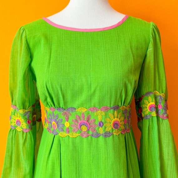 1960s Vintage Green Floral Juliette Sleeve Mini D… - image 3