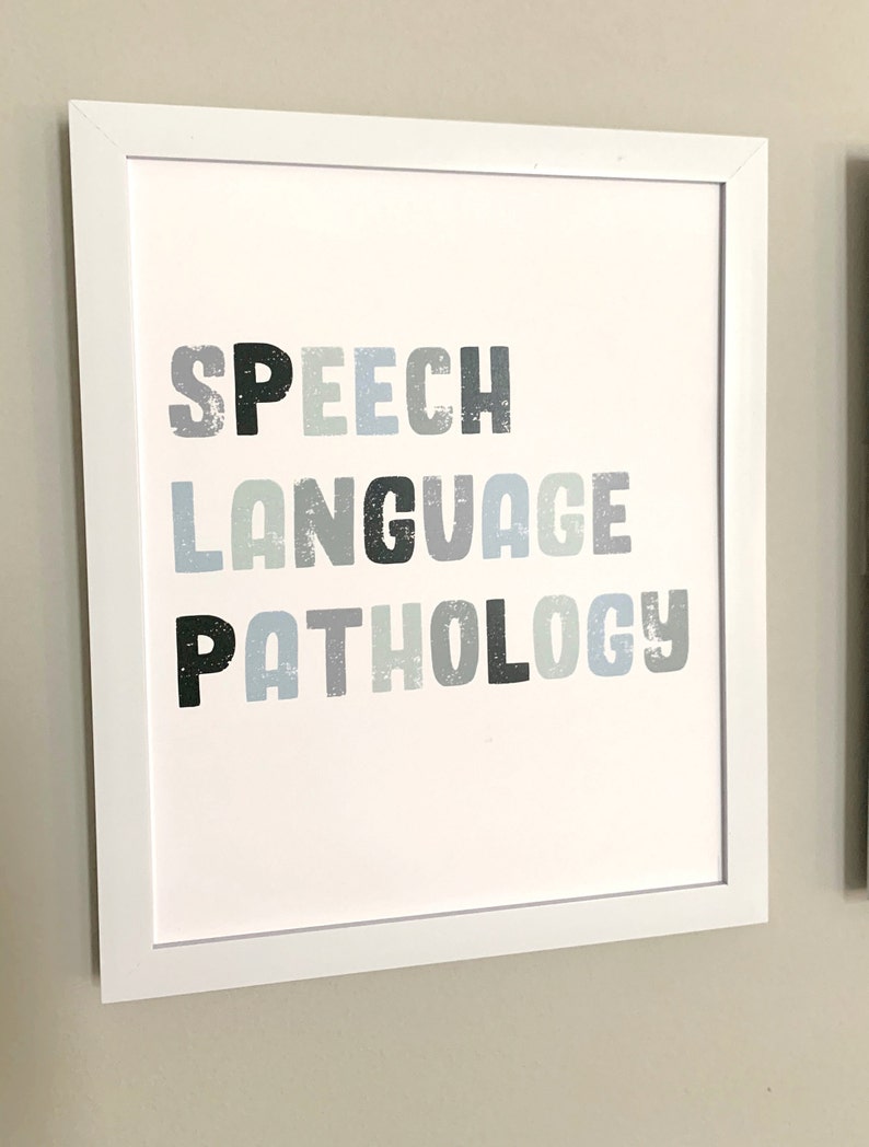 K&ouml;nnte beinhalten: Ein wei&szlig;er gerahmter Druck mit den Worten "SPEECH LANGUAGE PATHOLOGY" in schwarzen und blauen Buchstaben mit einem verwitterten, strukturierten Look.
