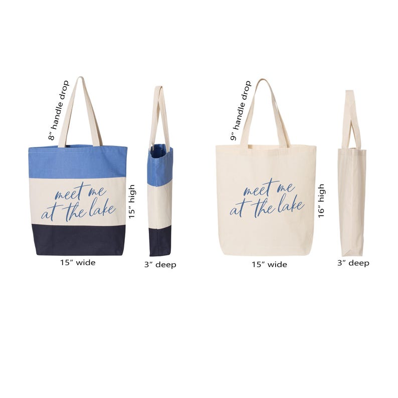 Op de afbeelding: Twee draagtassen, &eacute;&eacute;n blauwe en &eacute;&eacute;n cr&egrave;mekleurige, met de tekst "meet me at the lake". De blauwe tas is 38 cm breed, 38 cm hoog en 8 cm diep, met een handvat van 20 cm. De cr&egrave;mekleurige tas is 38 cm breed, 41 cm hoog en 8 cm diep, met een handvat van 23 cm.