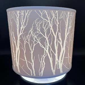 Abażur Moonlit Trees – biały – ekologiczny, drukowany w 3D, w 100% biodegradowalny, średnica 21 cm x wysokość 18 cm – mocowanie ES/E27 – otwór 40 mm