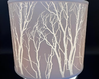 Paralume "Alberi al chiaro di luna" - Bianco - Stampa 3D ecologica e 100% biodegradabile - Diametro 21 cm x Altezza 18 cm - Attacco ES/E27 - Foro da 40 mm