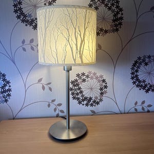 Pantalla de lámpara Sunlit Trees - Blanca - Impresa en 3D, ecológica y 100% biodegradable. 21 cm de diámetro x 18 cm de alto. Casquillo ES/E27. Orificio de 40 mm.