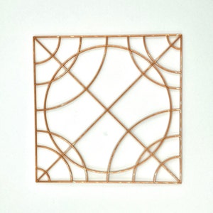 Könnte beinhalten: Quadratische Wandkunst aus kupferfarbenem Metall mit geometrischem Design. Das Kunstwerk zeigt sich kreuzende Kurven und Kreise innerhalb eines quadratischen Rahmens, wodurch ein symmetrisches Muster entsteht. Auf weißem Hintergrund.