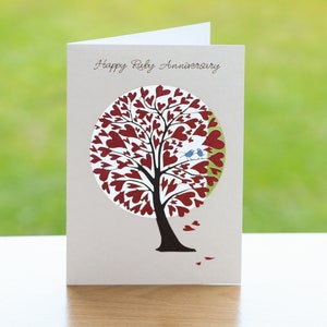 Tarjeta de aniversario de rubí con el Árbol de Corazones - 40.º aniversario - Corazones de aniversario - Mensaje personalizable - Aniversario cortado con láser - pm743 RA