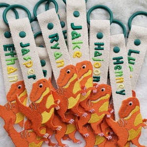 Porte-nom brodé T-rex | Porte-clés dinosaure | Médaillon dinosaure pour enfants | Retour à l'école |  Étiquette pour sac d'école