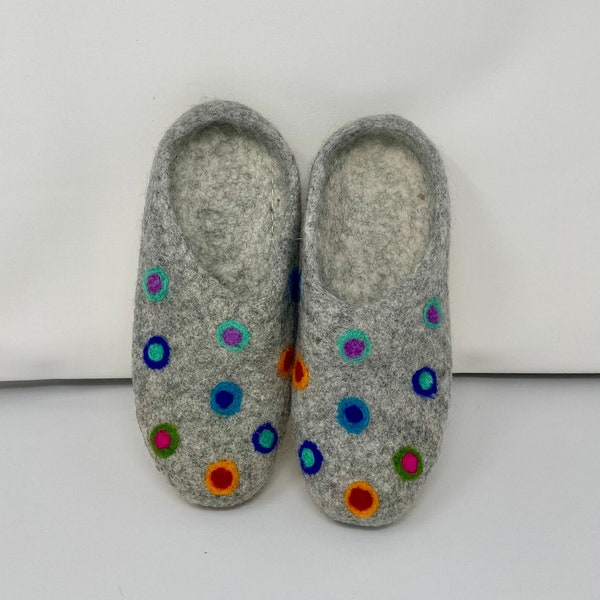 Pantoufles en feutre à pois en laine Chaussures feutrées | Pantoufles d'intérieur en feutre faites main 100 % laine | LIVRAISON GRATUITE