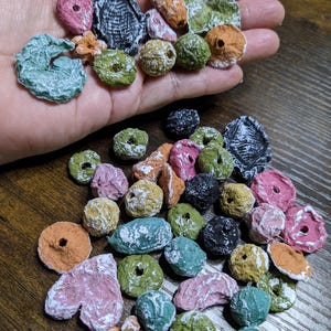 contas de papelão reciclado