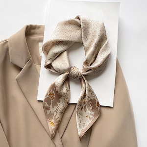 Stijlvolle beige bloemen zijden sjaal vrouwen, zijden halssjaal, grote zijden bandana vrouwen, zijden halsdoek vrouwen, zijden haarsjaal, zijden hoofddoek