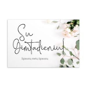 Cartão postal de aniversário lituano com floral simples