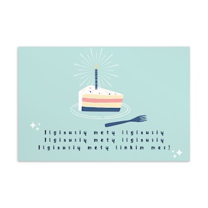 Cartão postal de aniversário lituano com design de bolo de aniversário azul-petróleo