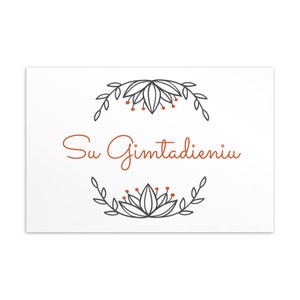 Cartão postal de aniversário lituano com design floral minimalista
