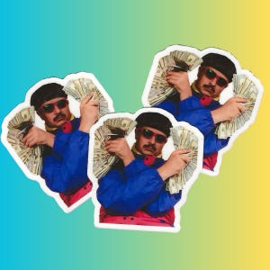 Op de afbeelding: Drie stickers met een persoon die een blauwe jas en een rode broek draagt en stapels geld vasthoudt. De persoon draagt een zonnebril en een zwarte hoed. De achtergrond is een verloop van blauw naar geel.