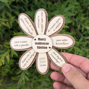 Magnet personnalisé maîtresse, maître nounou atsem Fleur en bois gravée personnalisée Merci Cadeau de fin d'année scolaire