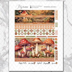 Op de afbeelding: Een set planner stickers met een paddenstoel illustratie met een herfstbos thema. De stickers bevatten een kalender, dagen van de week, nummers en pictogrammen. De onderste rij stickers bevat de woorden "Happy Mail", "Me Time", "Hydrate", "Shopping" en "Groceries".