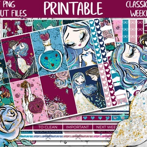 Puede incluir: Pegatinas imprimibles para planificador con temática romántica. El diseño presenta ilustraciones de parejas, rosas y elementos decorativos en tonos azules, rosas y dorados. El texto incluye "PDF PNG FREE CUT FILES PRINTABLE CLASSIC HP WEEKLY".