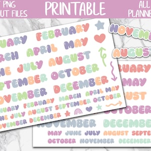 Pode incluir: Adesivos imprimíveis com os meses do ano em cores pastel. Os adesivos estão em uma fonte de bolha e incluem vários elementos decorativos como estrelas, corações e flechas.