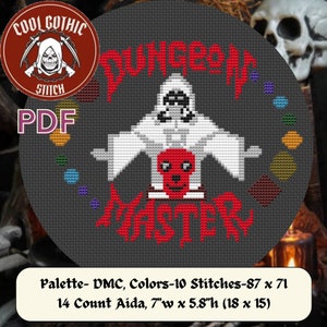 Può includere: Uno schema di punto croce che presenta una figura incappucciata con un teschio, le parole "Dungeon Master" in rosso e un teschio su sfondo rosso. Lo schema è su uno sfondo grigio con un bordo rosso. Lo schema è largo 87 punti e alto 71 punti ed è progettato per tessuto Aida a 14 fili. Lo schema è largo 17,8 cm e alto 14,7 cm.