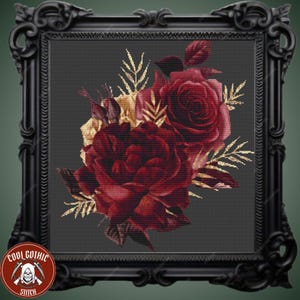 Könnte beinhalten: Ein Kreuzstichmuster mit einem Strauß dunkelroter Rosen mit goldenen Akzenten. Die Rosen sind in einer Gruppe mit Blättern und Stielen angeordnet. Der Hintergrund ist dunkelgrau.