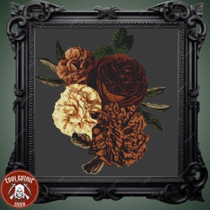 Könnte beinhalten: Ein gerahmtes Kreuzstich-Design mit einem Strauß dunkelroter, brauner und gelber Blumen. Die Blumen sind in einer Gruppe angeordnet und haben eine Vintage-Ästhetik.