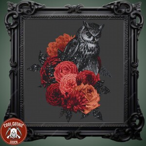 Puede incluir: Un bordado de punto de cruz enmarcado que representa un búho en blanco y negro sobre un ramo de rosas rojas y naranjas. El marco negro tiene detalles ornamentales y el fondo es gris oscuro. El logotipo "COOL GOTHIC STITCH" está en la esquina inferior izquierda.