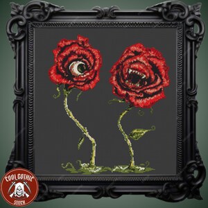 Peut inclure: Deux roses rouges avec un design gothique effrayant. Une rose a un œil au centre et l'autre a une bouche avec des dents. Les roses sont sur des tiges noires avec des feuilles vertes.