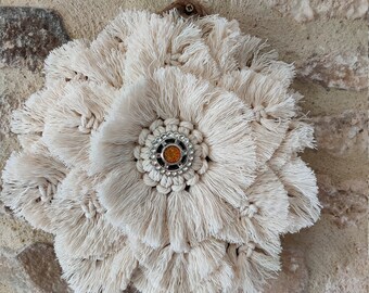 macramé flower suspension
