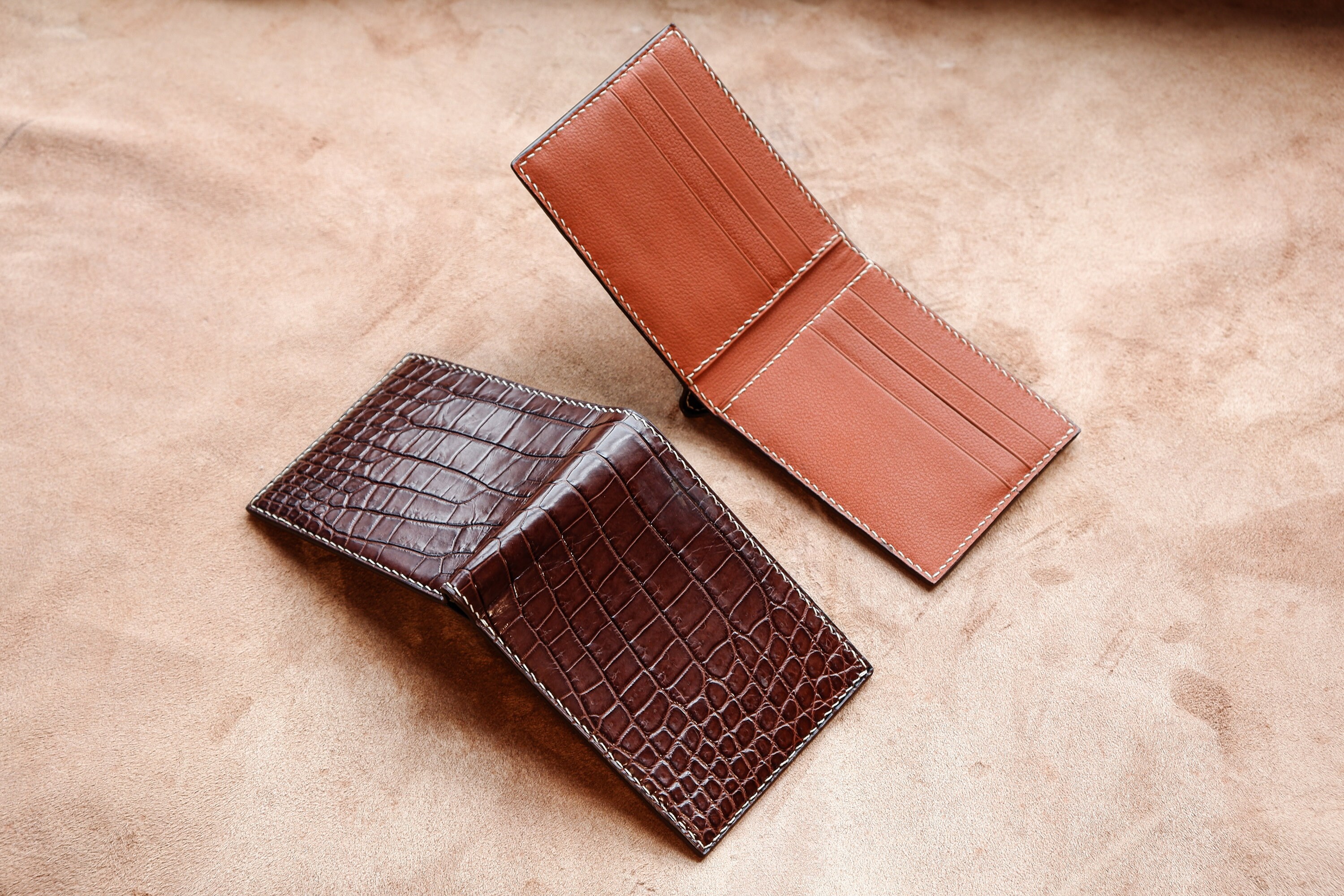 Compact Bifold Wallet in Classic Alligator — Abas