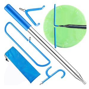 Pode incluir: Um conjunto de ferramentas de recuperação de disco de golf azuis e prateadas. O conjunto inclui uma vara telescópica com um gancho, um gancho de três pontas e um laço. As ferramentas são mostradas em um fundo branco.