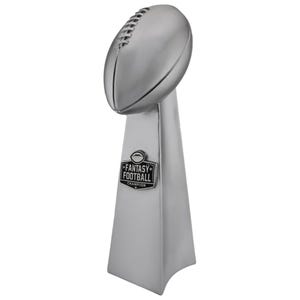 Puede incluir: Trofeo plateado de campeón de fútbol fantasy. El trofeo presenta un balón de fútbol en la parte superior y una base rectangular con las palabras "Fantasy Football Champion" en una placa.