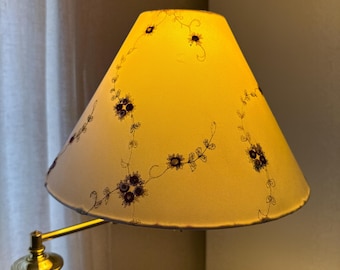 Krämfärgad broderad Dale Tiffany lampskärm och gardinset