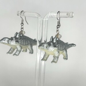 Brincos de dinossauro fofos e engraçados