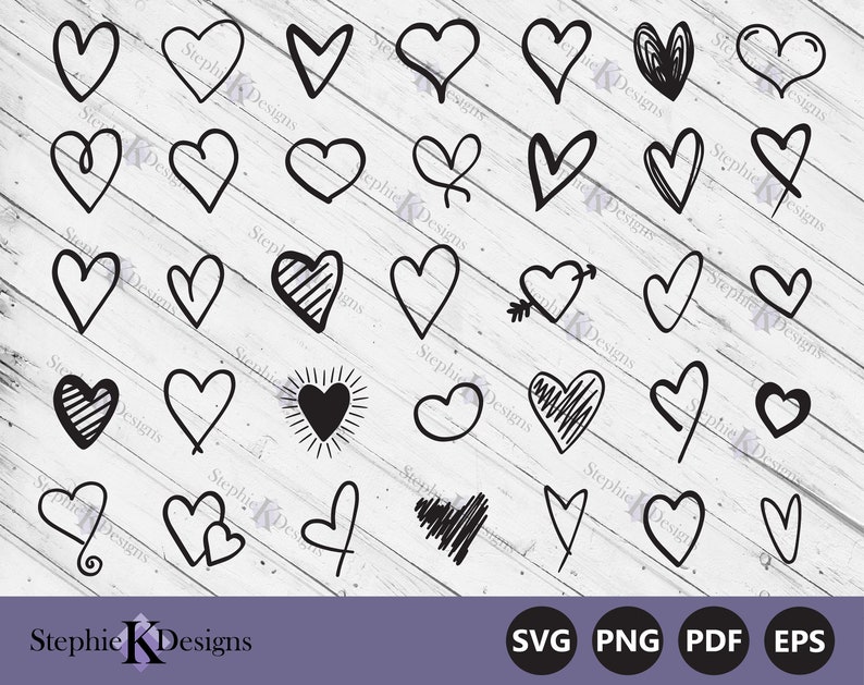 Puede incluir: Un conjunto de 28 dise&ntilde;os de corazones dibujados a mano en negro sobre un fondo de madera blanco. Los corazones son de varios estilos y tama&ntilde;os, incluyendo contornos simples, corazones rellenos y corazones con espirales y otros detalles.