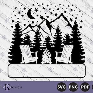 Cartello "Sedie Adirondack intorno al fuoco" in formato SVG - Secchio da campeggio in formato SVG - Cartello "Cabina" in formato SVG - Cartello di benvenuto in formato SVG - File di taglio per Cricut - Download immediato