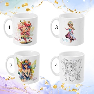 Peut inclure: Quatre tasses en céramique blanche avec des motifs de fées différents. Chaque tasse porte le nom "Mia" imprimé dessus. Les tasses sont numérotées de 1 à 4.