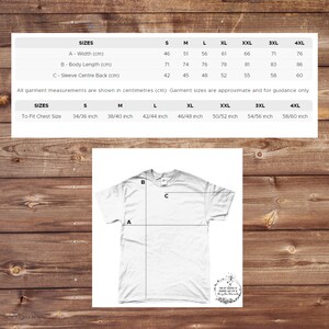Puede incluir: Una camiseta blanca con medidas de talla en cent&iacute;metros y pulgadas. La camiseta tiene un diagrama con dimensiones etiquetadas: A (ancho), B (largo del cuerpo) y C (centro de la manga trasera). La tabla de tallas incluye S, M, L, XL, XXL, 3XL y 4XL.