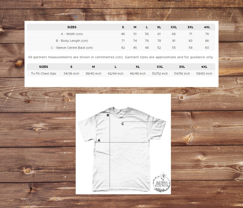 Puede incluir: Una camiseta blanca con medidas de talla en cent&iacute;metros y pulgadas. La camiseta tiene un diagrama con dimensiones etiquetadas: A (ancho), B (largo del cuerpo) y C (centro de la manga trasera). La tabla de tallas incluye S, M, L, XL, XXL, 3XL y 4XL.