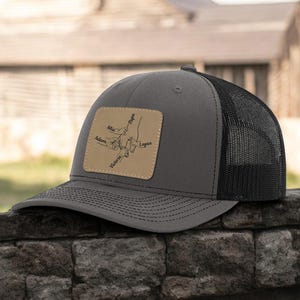 Personalized Dad Hat with Kids&#39; Names, Custom Finger Hold Patch Cap for Father&#39;s Day, Grandpa Gift, Daddy Trucker Hat with Leather Patch