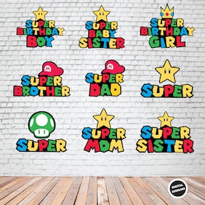 Peut inclure: Neuf designs numériques colorés mettant en scène une étoile, un champignon et un chapeau avec le texte "Super" et divers mots comme "Anniversaire", "Sœur", "Maman", "Papa", "Frère" et "Fille".
